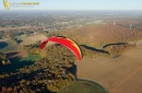 Paramoteur rouge paysage d'automne en Ile-de-France