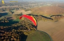 Paramoteur rouge paysage d'automne en Ile-de-France