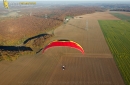 Paramoteur rouge paysage d'automne en Ile-de-France