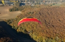 Paramoteur rouge paysage d'automne en Ile-de-France