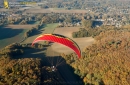 Paramoteur rouge paysage d'automne en Ile-de-France