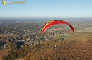 Paramoteur rouge paysage d'automne en Ile-de-France