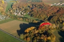 Paramoteur rouge paysage d'automne en Ile-de-France